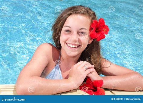 Bello Adolescente Nella Piscina Fotografia Stock Immagine Di Stagno Rilassamento
