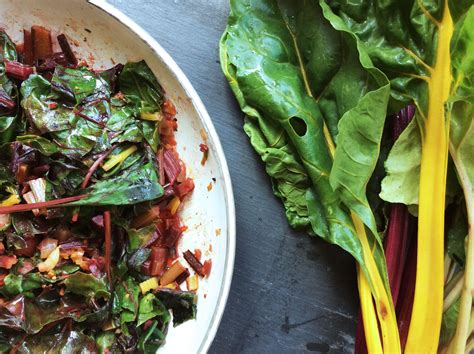 Rote bete enthält eine vielzahl an wertvollen inhaltsstoffen (vitamine, mineralien, pflanzenstoffe) der hohe nitratgehalt in rote bete ist gesund und fördert die durchblutung. Mangold trifft Rote Beete (Gemüsepfanne) - Die ...