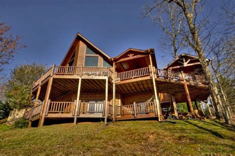 These log cabins are located two blocks north of the grand palace on oak ridge road just off the strip. Grand Mountain Lodge in Blue Ridge - North GA Cabin Rental
