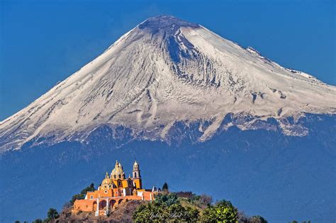 El Volcan Popocatepetl Vestido De Gala Lo Acompaña La Iglesia De