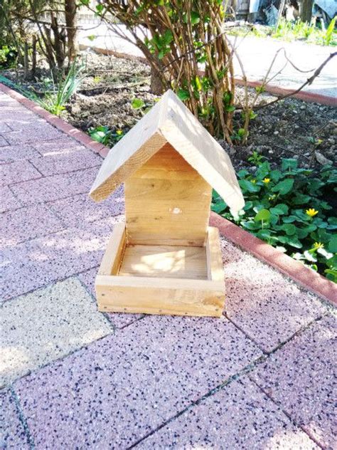 No cutting, welding or heavy equipment required and every framing component can be lifted with average human strength and assembled with common household tools. Simple Bird Feeder | Free Outdoor Plans - DIY Shed, Wooden Playhouse, Bbq, Woodworking Projects ...