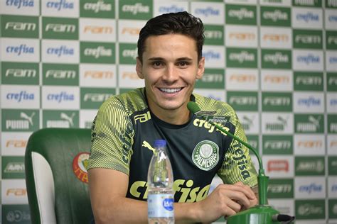 Raphael veiga (soccer player) was born on the 19th of june, 1995. Raphael Veiga renova com o Palmeiras até 2023 | Esporte ...