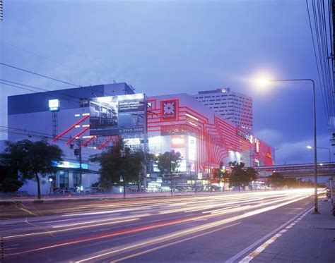 The parking over here is free which is a bonus and the parking is massive. Central Plaza Shopping Mall / Manuelle Gautrand | ArchDaily