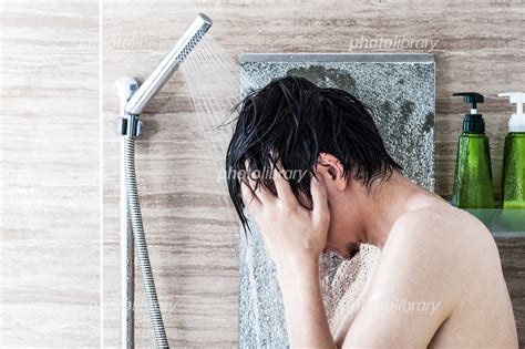 シャワーを浴びている男性 写真素材 5212601 フォトライブラリー photolibrary