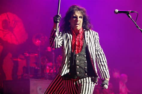 Review Snazzy Alice Cooper Conducts A Rip Roaring Show At Verizon