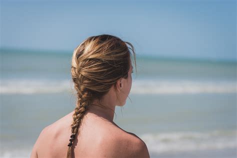 무료 이미지 바닷가 바다 모래 대양 소녀 여자 머리 햇빛 모델 로맨스 푸른 신부 헤어 스타일 드리다 드레스 아름다움 상호 작용