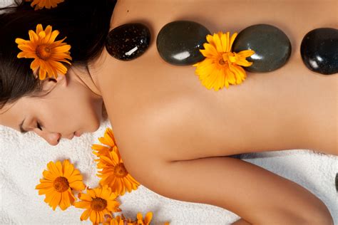 Massaggio Hot Stone Benefici E Come Si Fa Alchimia Delle Pietre