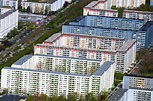 Luftaufnahme Berlin - Plattenbau- Hochhaus- Wohnsiedlung an der ...
