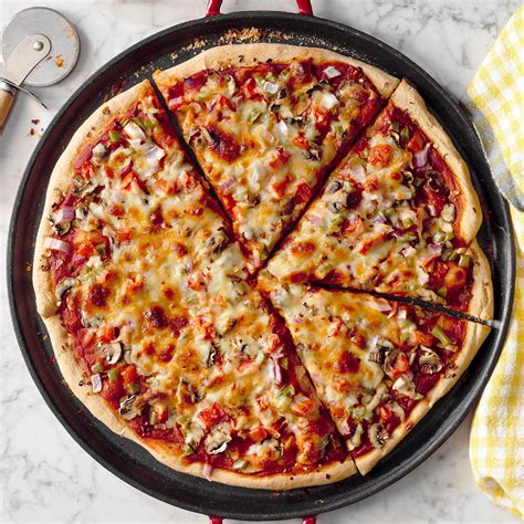 Elige tus toppings favoritos y agrégalos a esta deliciosa pizza de queso mozarella. Veggie Pizza with Herbed Tomato Crust Recipe | Taste of Home