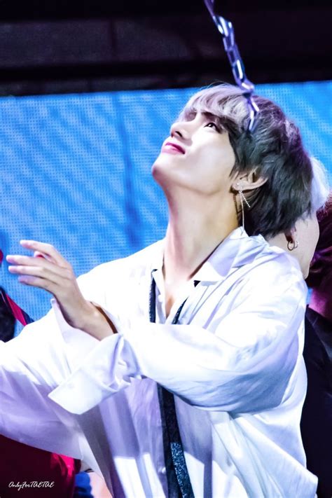 A baby who tried to catch the confetti #Tae #taehyung #v #BTS # ...