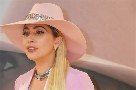 Lady Gaga Wore A 1 Million Hat At The 2016 Victoria S Secret Fashion