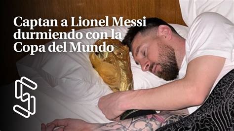 Captan A Lionel Messi Durmiendo Con La Copa Del Mundo Youtube