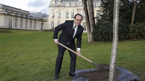 Video Pelle à La Main François Hollande Plante Un Arbre à Lelysée