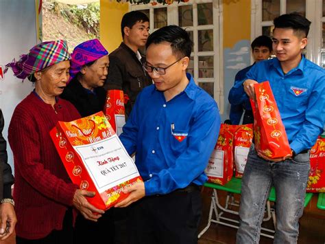 Đoàn Thanh Niên Evn Trao Quà Tết Cho Các Gia đình Chính Sách Hộ Nghèo