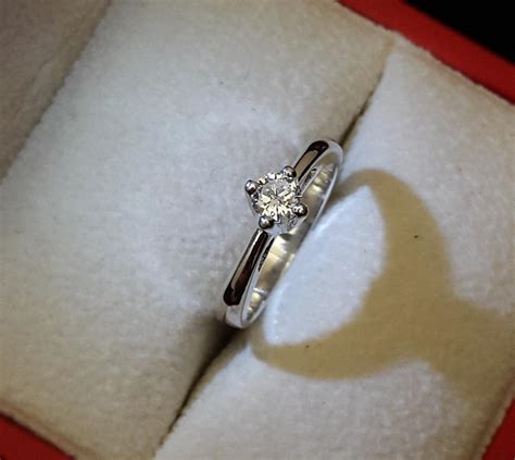 Cincin kawin emas 4 ini menggunakan bahan dasar emas putih kombinasi rose gold dengan tambahan berlian di bagian cincin wanita menjadi terlihat manis. Menengok Harga Cincin Emas Putih yang Dipengaruhi Banyak ...