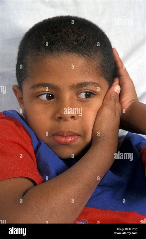 Kleine Schwarze Junge Mit Ohrenschmerzen Oder Zahnschmerzen Stockfotografie Alamy