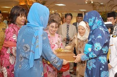 Azrinaz mazhar hakim, istri ketiga sultan brunei yang diceraikan dengan 'pesangon' sebuah perusahaan nama azrinaz. LAWATAN KDYMM SULTAN BRUNEI DAN KDYMM RAJA ISTERI KE ...