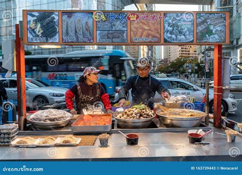 Puesto De Comida En El Mercado Callejero De Myeongdong Foto De Archivo