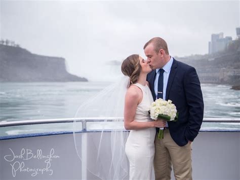 Oh So Romantic Wedding Photo Of The Bride And Groom At Niagara Falls