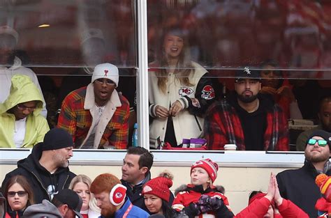Taylor Swift Rings In The New Year Watching Travis Kelce At Chiefs