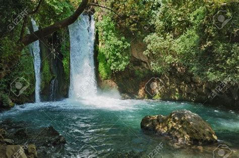 Banias Es Un Manantial Que Fluye A Través Del Monte Hermón La Montaña