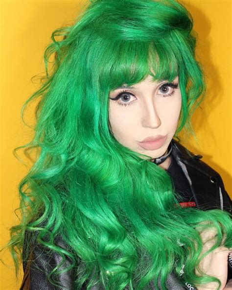 Love This Green Hair She Looks Like A Mermaid Green Hair Cool Hairstyles Hair Styles