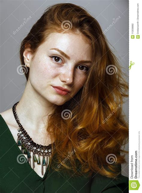 Une Belle Femme Avec Les Cheveux Et Les Taches De Rousseur Rouges Photo