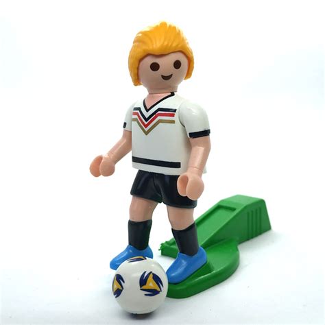 Compose ton ensemble de l'allemagne et soutiens la mannschaft en toute circonstance. Joueur de foot allemand - Klickit