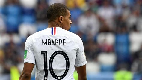 Born in 1998, kylian mbappe became the youngest french goalkeeper at the fifa world cup check rt for updates on france's performance at 2018 fifa world cup and on goals scored by. Équipe de France Kylian Mbappé au centre de toutes les ...