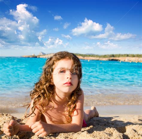 Belle petite fille plage de sable eau été océan photo stock Tono Balaguer