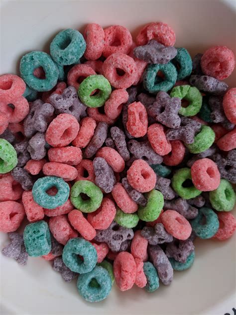 Review Kelloggs Wild Berry Froot Loops Cereal Cerealously