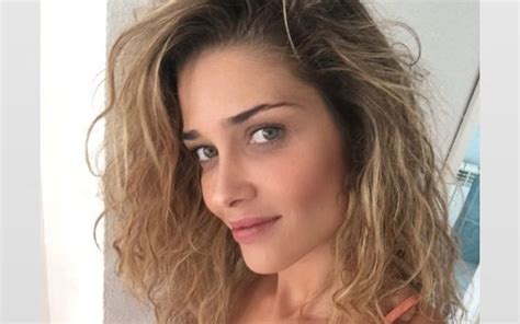 Ana Beatriz Barros Posa Em Selfie Cheia De Charme Gq Musa