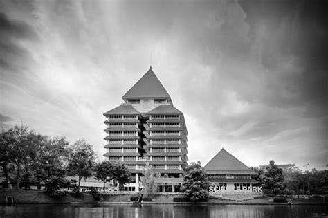 Manage and improve your online marketing. Paling Bagus 11+ Foto Hantu Wisuda Ui - Bari Gambar