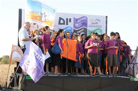 מתקרבים עם המחשבות והדמעות, מחסום כיסופים לא עוצר אותי ואני ממשיכה קדימה, רואה את הים ,החולות, הסיבוב אחרי מעבר הסיפור של גוש קטיף חייב להמשיך. כיסופים: תושבי גוש קטיף מסתכלים לעתיד עם עין לעבר - סרוגים