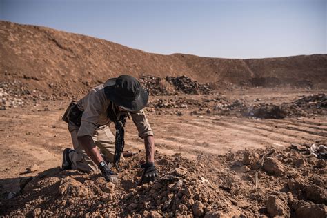 Another Mass Grave Dug By Isis In Iraq And A Ghastly Ritual Renewed The New York Times