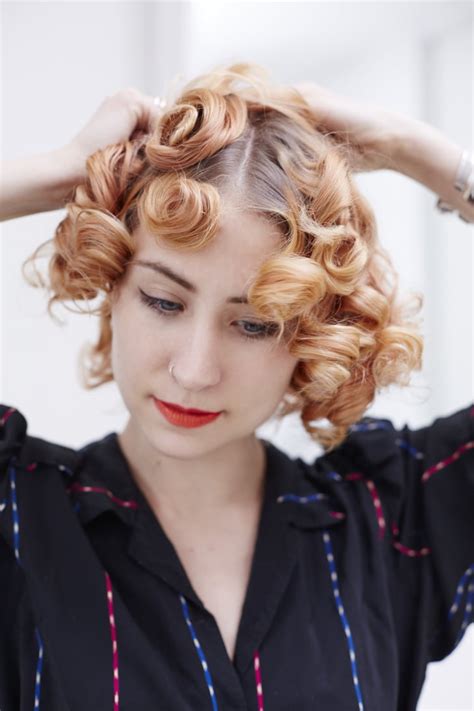 Use Your Fingers To Smooth Out The Curls How To Do Pin
