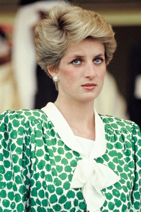 1 magic lamp hair brush, 3 flower barrettes, 2 glitter hair ties, 2 hair ribbons, and 5 elastic bands. 50 of Princess Diana's Best Hairstyles | Princess diana ...