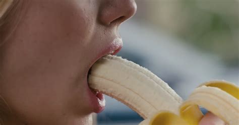 Voilà Comment Manger Une Banane En Public Sans Moment Gênant