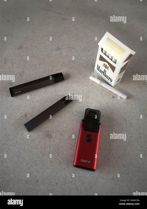 Marlboro Cigarette Pack Banque De Photographies Et Dimages Haute R Solution Alamy