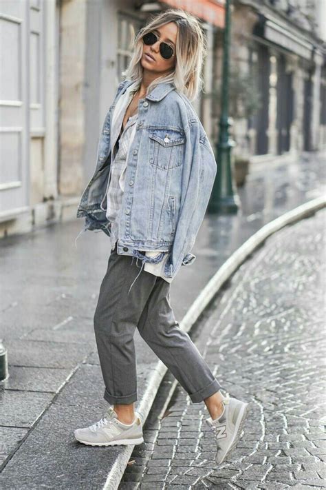 oversized denim jacket outfit street fashion new balance casual wear jean jacket t shirt