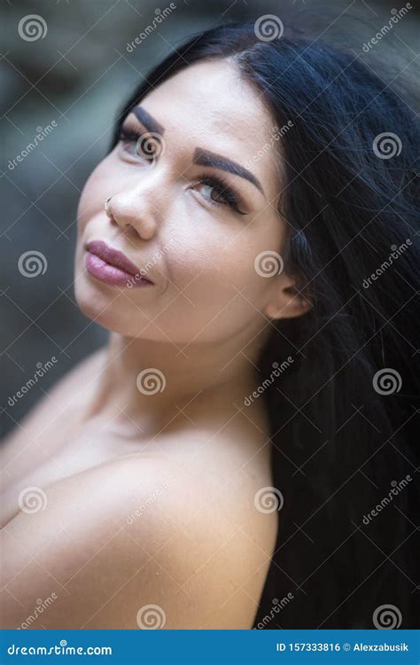 Portret Ciemnowłosej Kobiety Na Zewnątrz Zdjęcie Stock Obraz złożonej