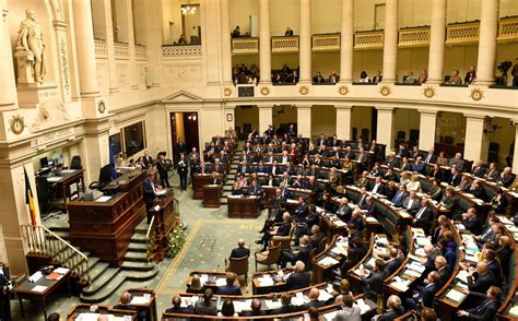 Elvis peeters het plezier van wandelen : Zij-kant: "Minstens 40 procent vrouwen in de regering ...