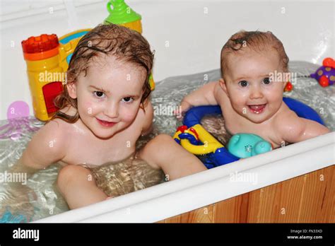 Kinder Kinder kleine Mädchen Spaß im Wasser spielen in der Badewanne Geschwister Spaß Familie