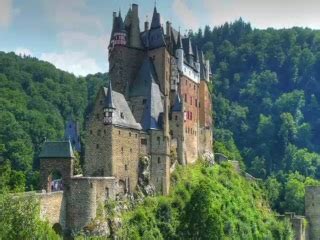Ten unha superficie de 19.846 km² e está bañado polos ríos río rin e mosela. Castles in Rhineland-Palatinate - Video su Renania ...
