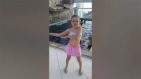 Aninha Dançando Hula Na Piscina Youtube