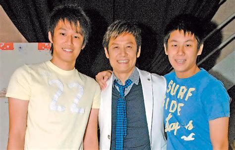 陈 塘 关 总 兵 李 靖 的 夫 人 怀 了 孩 子 ,一 直 过 了 三 年 零 六 个月 , 才 生 下 来一 个 肉 球。 肉 球 在 地上 滚 来 滚 去, 李 靖 拿 出 宝 剑 朝 肉 球 砍 去 。 陈 塘 关 总 兵 李 靖 的 夫 人 怀 了 孩 子 ,一 直 过 了 三 年 零 六 个月 , 才 生 下 来一 个 肉 球。 不逼孩子念書!徐乃麟3兒女各有所長「老三赴美讀博士」 兒子「交外國女友」他開明：可以變聯合國 - 讀讀