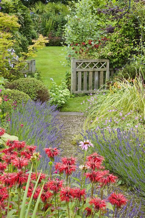 45 Blooming Cottage Style Garden Ideas For A Charming Outdoor Space