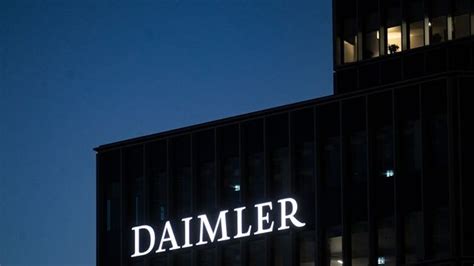 Autobauer Daimler heißt nun Mercedes Benz Neustart