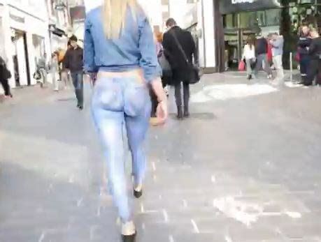 Elle se balade dans les rues avec un jean en trompe lœil
