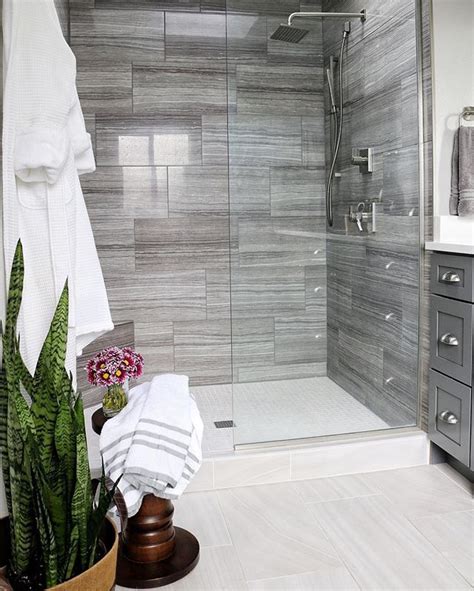 There are plenty of bathroom tile mosaic ideas, from versicoloured oriental patterns on the grey background to classic mix of small greyscale abaciscus. master bathroom large walk in shower #masterbathroom # ...